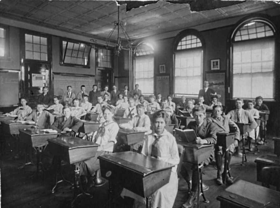 Clarendon Classroom In 1910s 